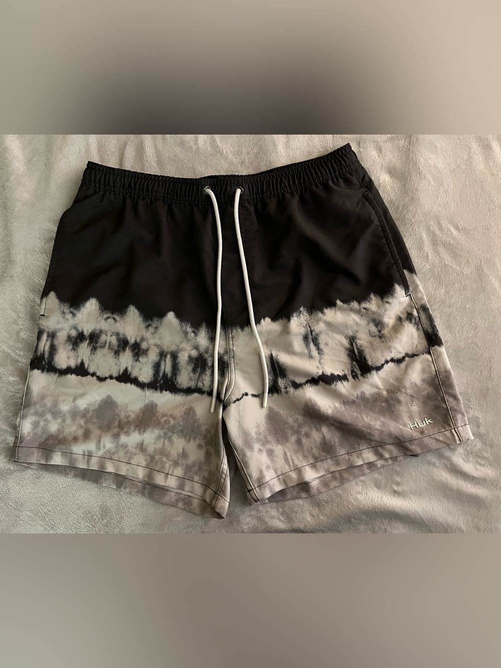 Huk Mens Size M Pursuit Salt Dye Volley Fishing Shorts Swim Trunks